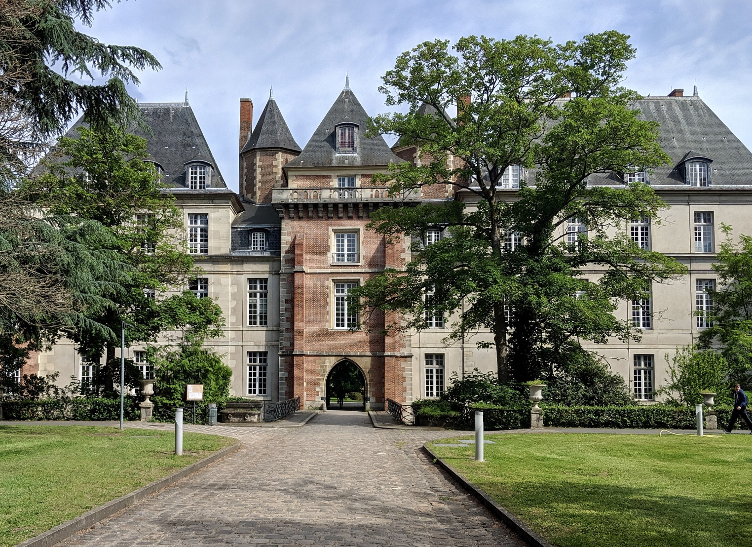 Lycée Jean-Baptiste Corot à Savigny-sur-Orge, installé dans l’ancien château et ses douves