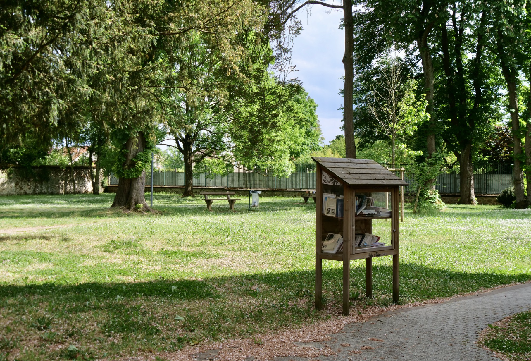 Parc André-Séron à Savigny-sur-Orge, espace vert ombragé proche de la mairie